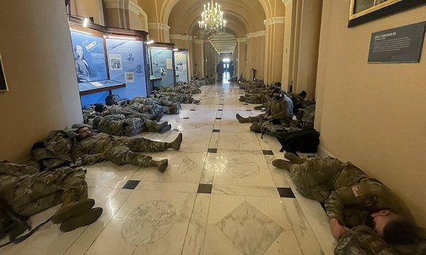 Tin thế giới - Choáng với cảnh tượng binh sĩ nằm ngủ la liệt bên trong toà nhà Quốc hội Mỹ (Hình 5).