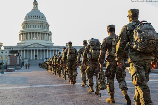 Tin thế giới - Choáng với cảnh tượng binh sĩ nằm ngủ la liệt bên trong toà nhà Quốc hội Mỹ