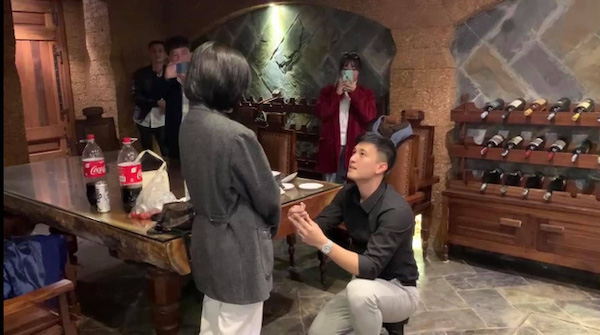 Tin tức giải trí - Huỳnh Anh cầu hôn bạn gái, 'mắt long lanh nước' vì tưởng bị từ chối