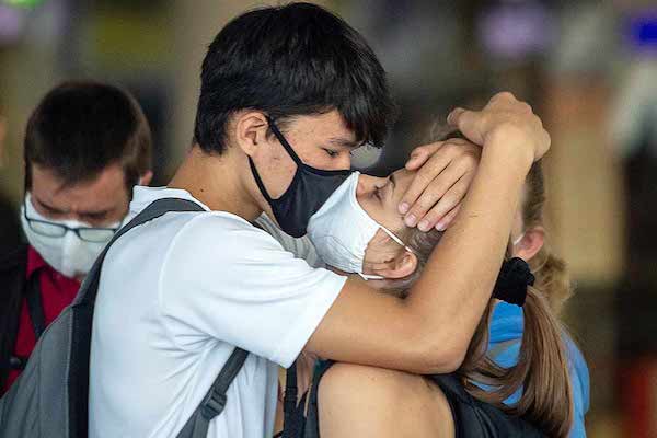 Tin thế giới - Philippines: Cặp đôi bị cấm ôm hôn ở nơi công cộng để ngừa dịch COVID-19