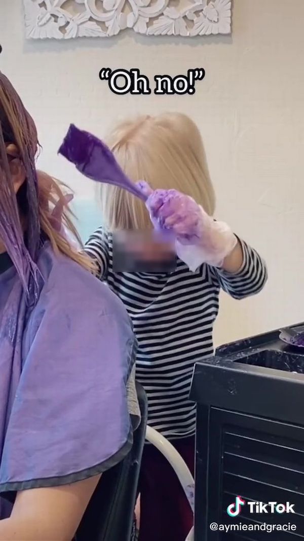 Sức khoẻ - Làm đẹp - Để con gái 3 tuổi nhuộm tóc cho mình, người mẹ khiến dân mạng bất ngờ khi khoe thành quả