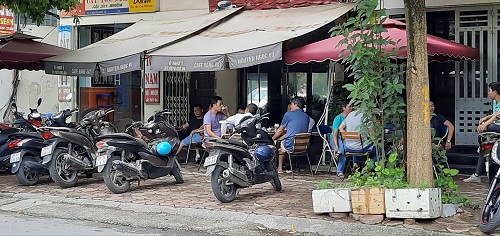 Tin trong nước - Hàng quán ở Hà Nội ngày đầu thực hiện giãn cách: Người dân vẫn 'tụm bảy, tụm ba' ở quán trà đá vỉa hè
