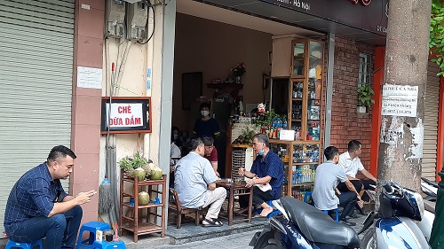 Tin trong nước - Hàng quán ở Hà Nội ngày đầu thực hiện giãn cách: Người dân vẫn 'tụm bảy, tụm ba' ở quán trà đá vỉa hè (Hình 3).