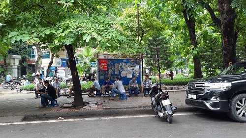 Tin trong nước - Hàng quán ở Hà Nội ngày đầu thực hiện giãn cách: Người dân vẫn 'tụm bảy, tụm ba' ở quán trà đá vỉa hè (Hình 4).