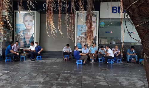 Tin trong nước - Hàng quán ở Hà Nội ngày đầu thực hiện giãn cách: Người dân vẫn 'tụm bảy, tụm ba' ở quán trà đá vỉa hè (Hình 5).