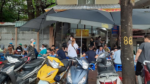 Tin trong nước - Hàng quán ở Hà Nội ngày đầu thực hiện giãn cách: Người dân vẫn 'tụm bảy, tụm ba' ở quán trà đá vỉa hè (Hình 6).