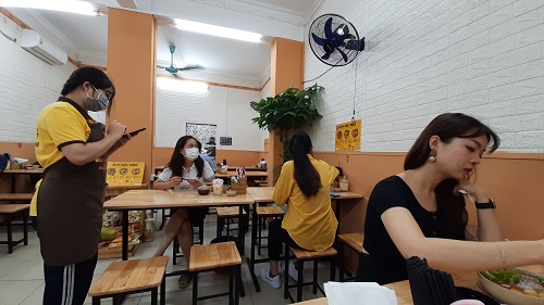 Tin trong nước - Hàng quán ở Hà Nội ngày đầu thực hiện giãn cách: Người dân vẫn 'tụm bảy, tụm ba' ở quán trà đá vỉa hè (Hình 7).
