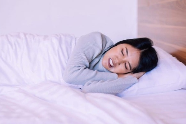 Sức khoẻ - Làm đẹp - Những biện pháp đơn giản mà hiệu quả để hạn chế nghiến răng kèn kẹt khi ngủ