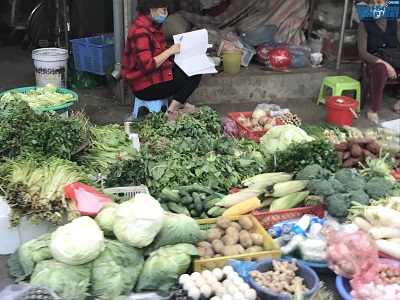 Đời sống - Tiểu thương ở Hà Nội ngao ngán bởi rau xanh rớt giá sau Tết (Hình 2).