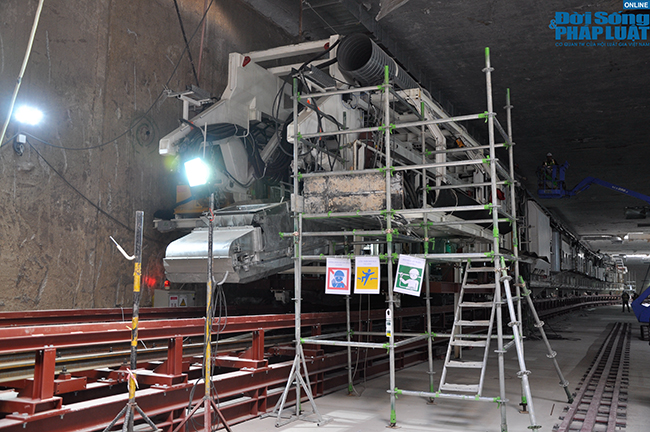 Tin trong nước - Cận cảnh máy đào hầm 'khủng' tại dự án đường sắt Nhổn - ga Hà Nội đang được lắp đặt (Hình 2).
