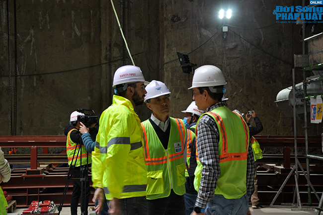 Tin trong nước - Cận cảnh máy đào hầm 'khủng' tại dự án đường sắt Nhổn - ga Hà Nội đang được lắp đặt (Hình 4).