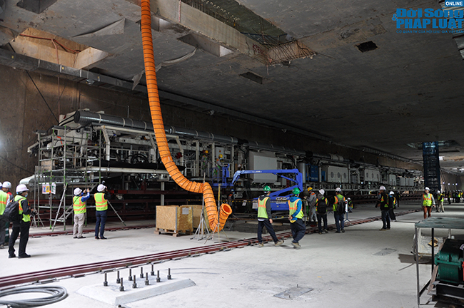 Tin trong nước - Cận cảnh máy đào hầm 'khủng' tại dự án đường sắt Nhổn - ga Hà Nội đang được lắp đặt (Hình 5).