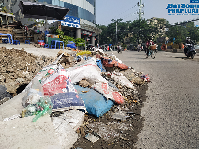 Tin trong nước - Hà Nội: Ngán ngẩm cảnh rác thải chất đống, tràn xuống cả lòng đường