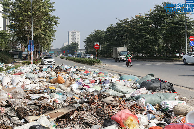 Tin trong nước - Hà Nội: Ngán ngẩm cảnh rác thải chất đống, tràn xuống cả lòng đường (Hình 3).