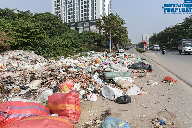 Tin trong nước - Hà Nội: Ngán ngẩm cảnh rác thải chất đống, tràn xuống cả lòng đường (Hình 4).