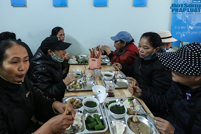Gia đình - Tình yêu - Cận cảnh suất ăn quán cơm giá 2.000 đồng ở Hà Nội: Chút thịt, rau san sẻ âu lo (Hình 12).