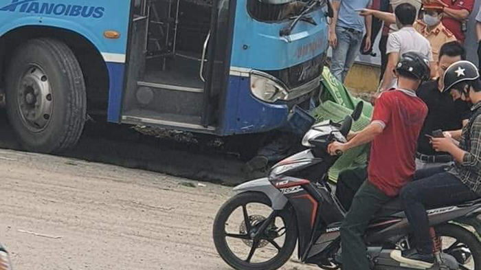 Tin trong nước - Hà Nội: Xe buýt tông chết người đi bộ trước cổng khu đô thị Ciputra