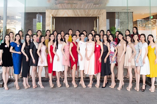 Tin tức giải trí - Dàn thí sinh Hoa hậu Việt Nam 2020 đồng loạt khoe chân dài, vén áo đọ eo thon trước thềm chung kết