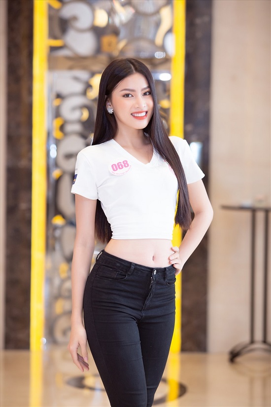 Tin tức giải trí - Dàn thí sinh Hoa hậu Việt Nam 2020 đồng loạt khoe chân dài, vén áo đọ eo thon trước thềm chung kết (Hình 7).