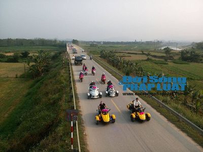 Cận cảnh dàn xe siêu sang tại đám cưới làng ở Hà Tĩnh - Ảnh 1