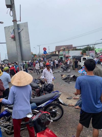 Tai nạn kinh hoàng ở Long An: Xe container tông hơn 20 xe máy, nhiều người chết, 23 người bị thương - ảnh 1