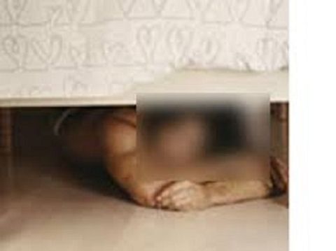 Núp dưới gầm giường chờ vợ chồng gia chủ ngủ say để trộm - Ảnh 1