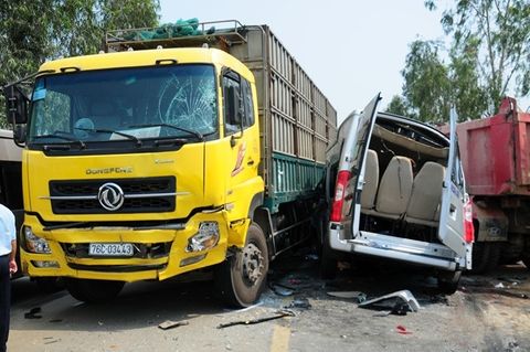 Vụ tai nạn ở Quảng Ngãi: 3 xe ô tô vẫn còn hạn kiểm định - Ảnh 1