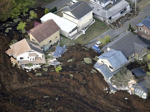 Nhật Bản: 12.000 nhà có nguy cơ đổ sập sau trận động đất ở Kumamoto - Ảnh 1