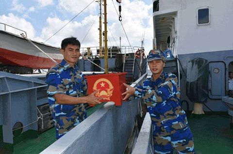 Tàu Bộ Tư lệnh vùng 2 ra Biển Đông tổ chức bầu cử - Ảnh 1