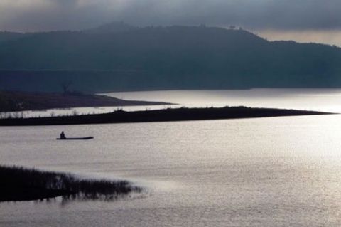 Lật xuồng trên hồ thủy điện Đại Ninh: Tìm thấy 1 thi thể - Ảnh 1