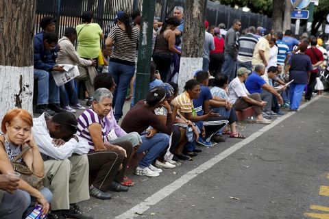 Venezuela: 1 hộp bao cao su giá 16 triệu, 1 chiếc bánh mì giá hơn 3 triệu - Ảnh 2