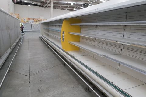 Venezuela: 1 hộp bao cao su giá 16 triệu, 1 chiếc bánh mì giá hơn 3 triệu - Ảnh 3