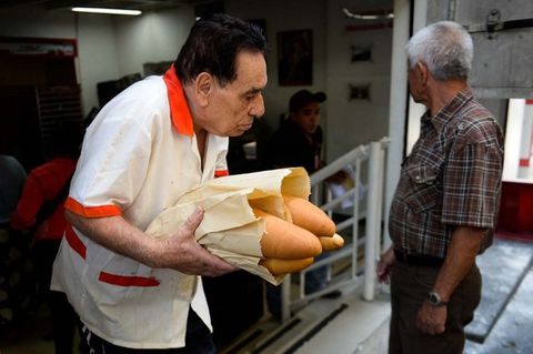 Venezuela: 1 hộp bao cao su giá 16 triệu, 1 chiếc bánh mì giá hơn 3 triệu - Ảnh 1
