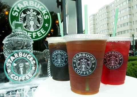 Starbucks bị kiện vì "ăn bớt" lượng đồ uống bằng cách cho nhiều đá - Ảnh 1