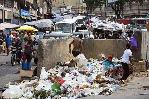 Venezuela: Người bới rác tìm đồ ăn, chết không quan tài,  kẻ ung dung sống xa xỉ - Ảnh 3
