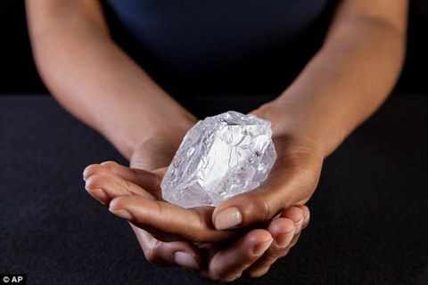 Viên kim cương 3 tỷ năm tuổi to bằng quả bóng tennis bị trả giá thấp - Ảnh 3