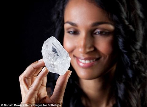 Viên kim cương 3 tỷ năm tuổi to bằng quả bóng tennis bị trả giá thấp - Ảnh 1