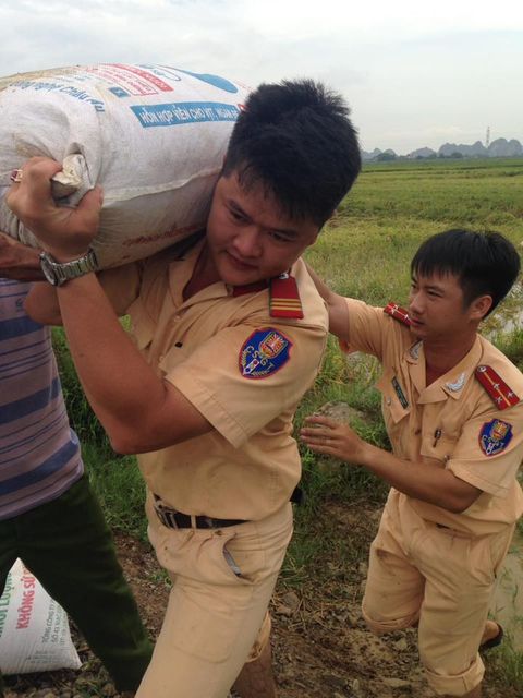CSGT, bộ đội ngâm mình dưới nước vớt lúa giúp dân gây bão mạng - Ảnh 3