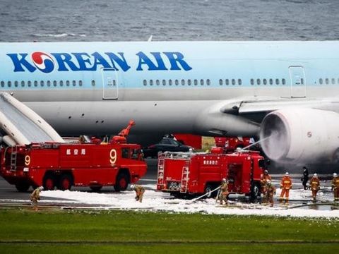 Máy bay Hàn Quốc bốc cháy trước giờ cất cánh - Ảnh 1