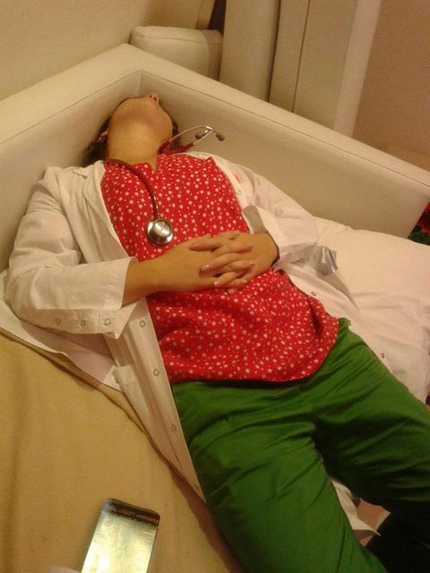 Chùm ảnh bác sĩ ngủ gật trong ca trực gây “sốt” mạng - Ảnh 9