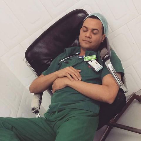 Chùm ảnh bác sĩ ngủ gật trong ca trực gây “sốt” mạng - Ảnh 1