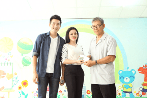 Ca sĩ Nguyễn Phi Hùng và người đẹp Janny Thủy Trần hát cùng trẻ em khuyết tật - Ảnh 2