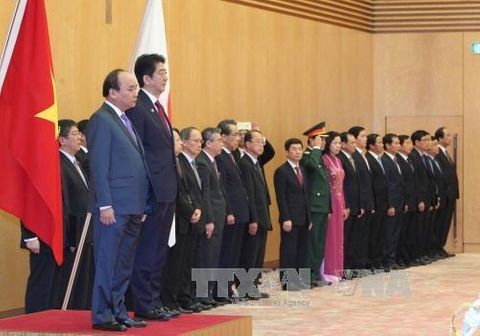 Thủ tướng Nguyễn Xuân Phúc hội đàm với Thủ tướng Shinzo Abe - Ảnh 1