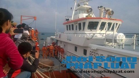 Cảnh đoàn tụ trong nước mắt của 34 ngư dân bị nạn trở về - Ảnh 4