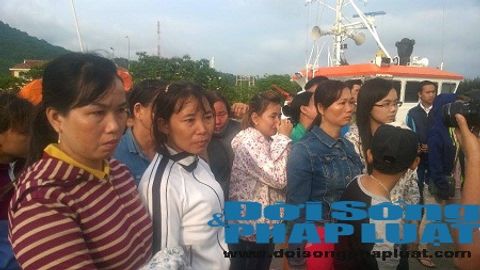 Cảnh đoàn tụ trong nước mắt của 34 ngư dân bị nạn trở về - Ảnh 5
