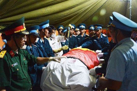 Nước mắt tuôn rơi trong tang lễ phi hành đoàn CASA-212 - Ảnh 29