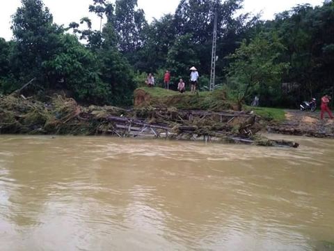 Nhiều cây cầu ở Miền Trung bị trôi sập sau mưa lũ - Ảnh 5