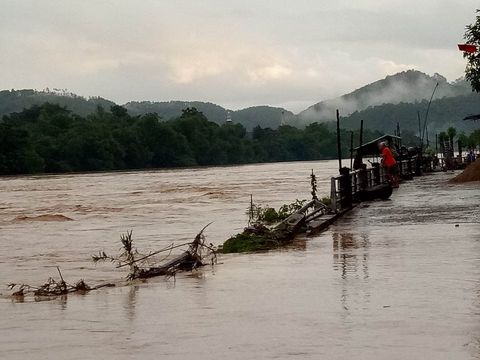 Nhiều cây cầu ở Miền Trung bị trôi sập sau mưa lũ - Ảnh 7