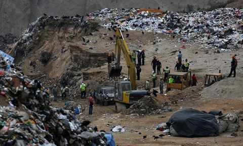 Sạt lở bãi rác khổng lồ, chôn vùi hàng chục người - Ảnh 1