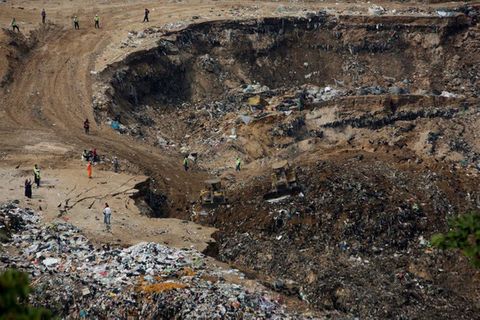 Sạt lở bãi rác khổng lồ, chôn vùi hàng chục người - Ảnh 3